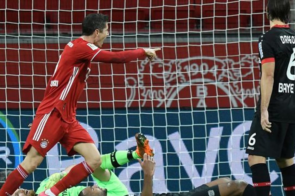 Ein Doppelpack von Lewandowski beschert den Bayern die Tabellenführung.