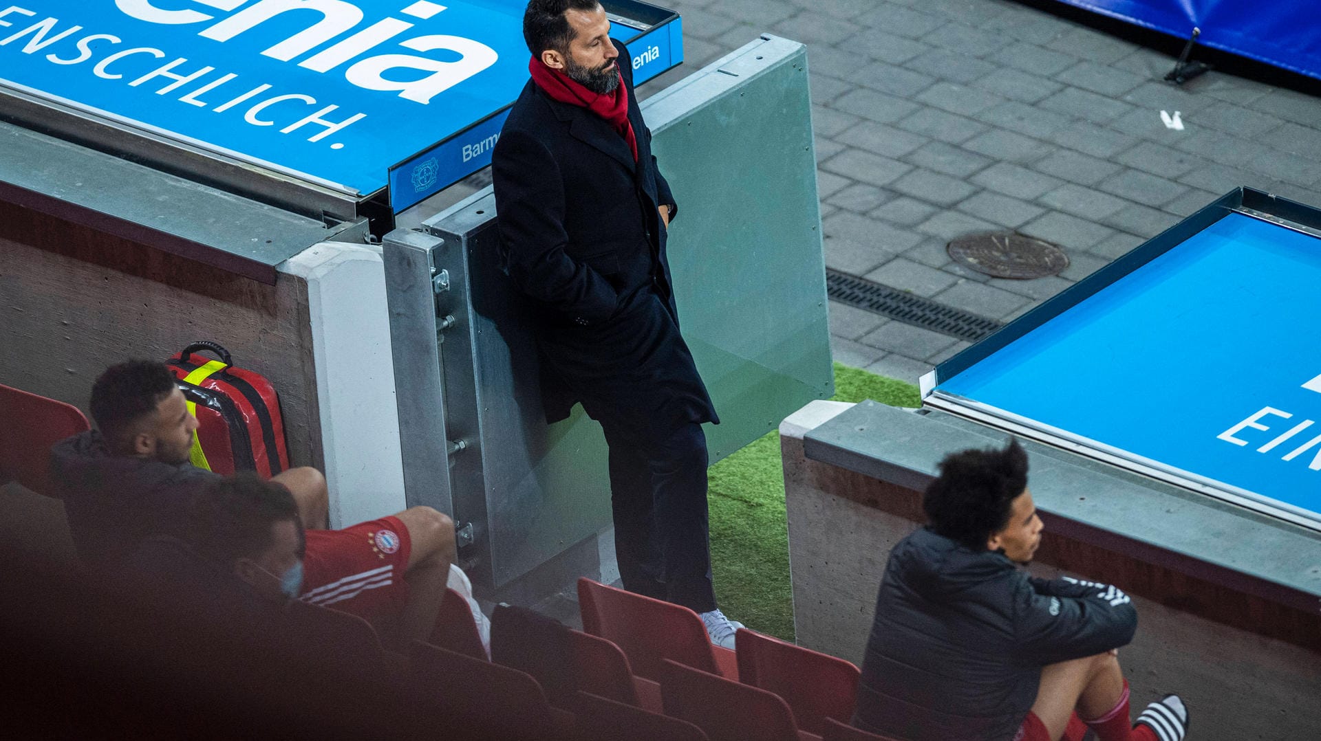 Leroy Sané (unten rechts) nach seiner Auswechslung: Die Enttäuschung war dem Nationalspieler anzumerken.