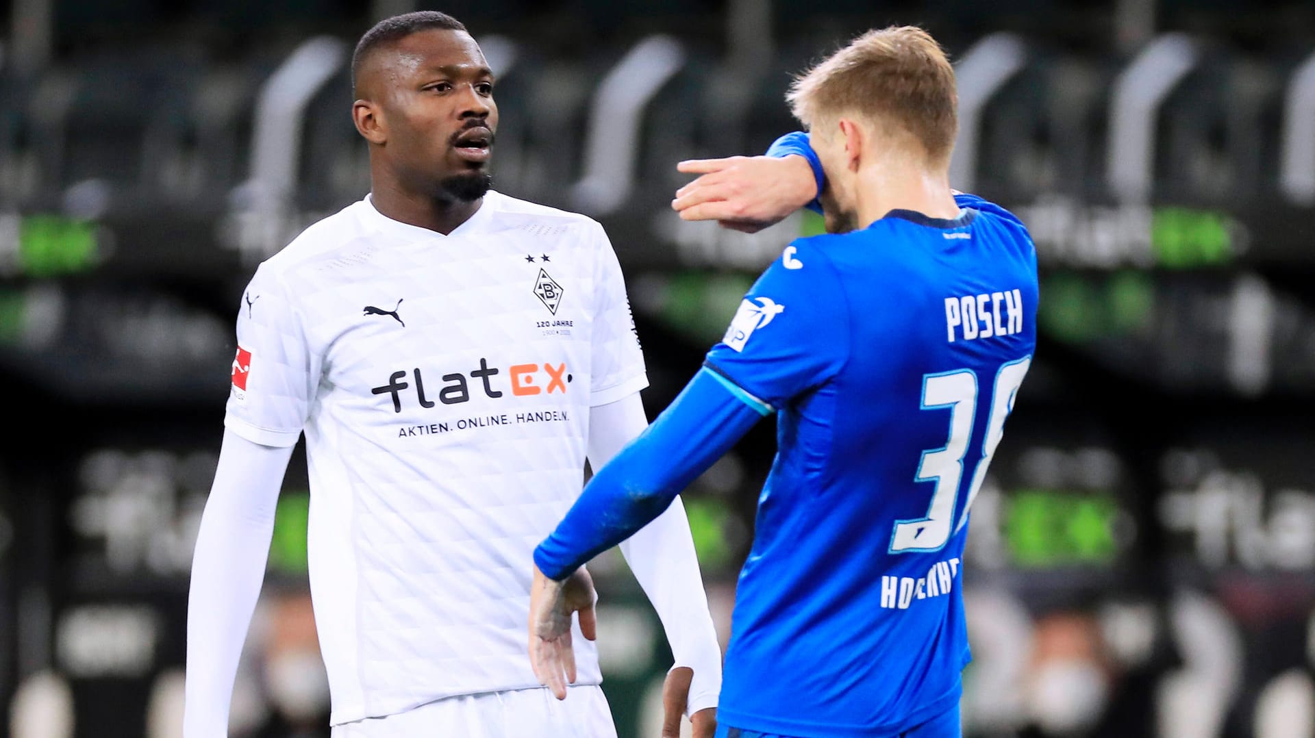 Marcus Thuram (l.) kurz nach seiner Spuck-Attacke: Stefan Posch (r.) wischt sich das Gesicht sauber. Marcus Thuram (l.) kurz nach seiner Spuck-Attacke: Stefan Posch (r.) wischt sich das Gesicht sauber.