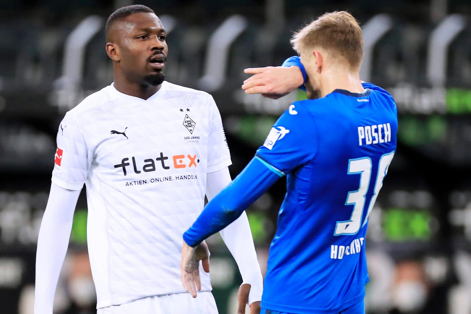 Marcus Thuram (l.) kurz nach seiner Spuck-Attacke: Stefan Posch (r.) wischt sich das Gesicht sauber.