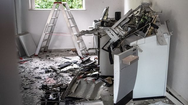Ein gesprengter Geldautomat in einer Bankfiliale in Bremen.
