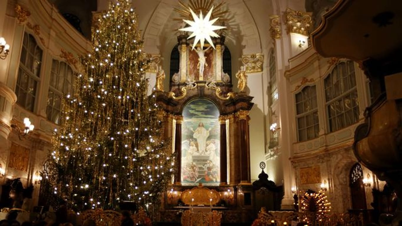 Ein geschmückter Tannenbaum steht bei einer Krippenandacht in der Hauptkirche St.