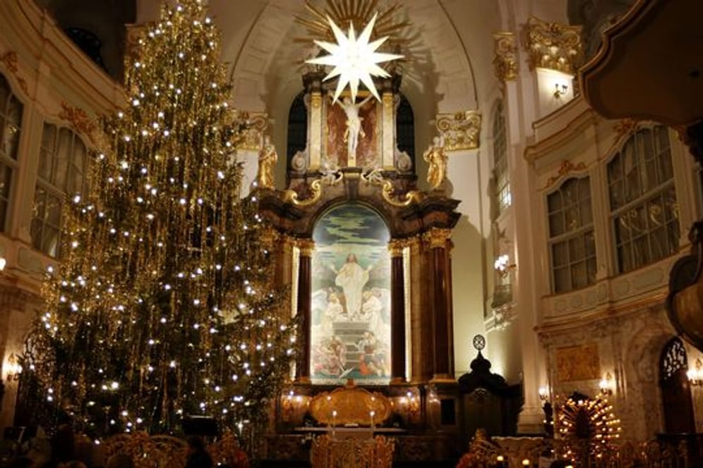 Ein geschmückter Tannenbaum steht bei einer Krippenandacht in der Hauptkirche St.