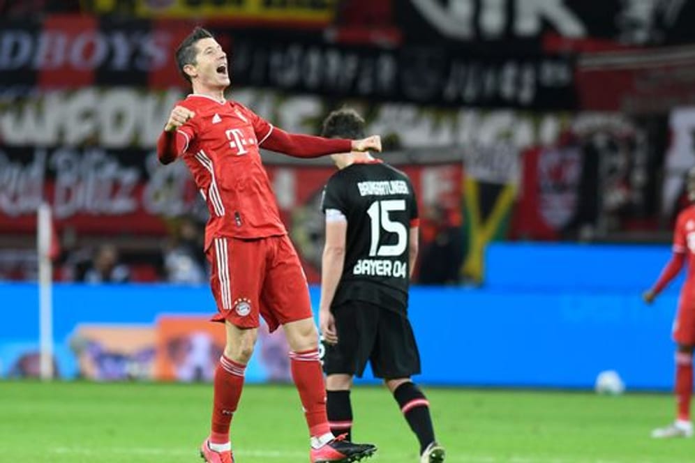 Dank Weltfußballer Robert Lewandowski drehten die Bayern das Spitzenspiel in Leverkusen.
