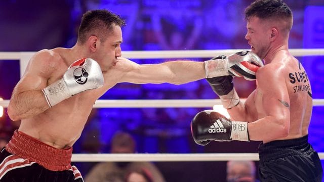 Felix Sturm (l) besiegte Timo Rost einstimmig nach Punkten.