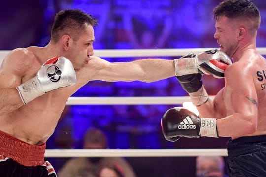 Felix Sturm (l) besiegte Timo Rost einstimmig nach Punkten.