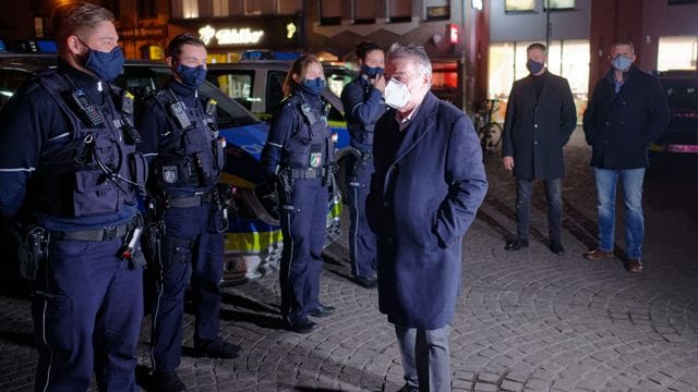 Herbert Reul begleitet die Kölner Polizei bei Coronakontrollen: An Silvester wird verstärkt kontrolliert.