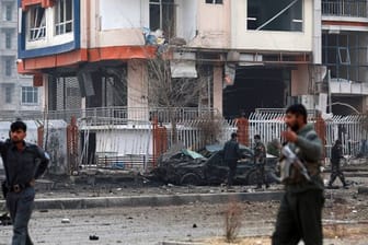 Afghanisches Sicherheitspersonal am Ort des mutmaßlichen Bombenanschlags in Kabul.