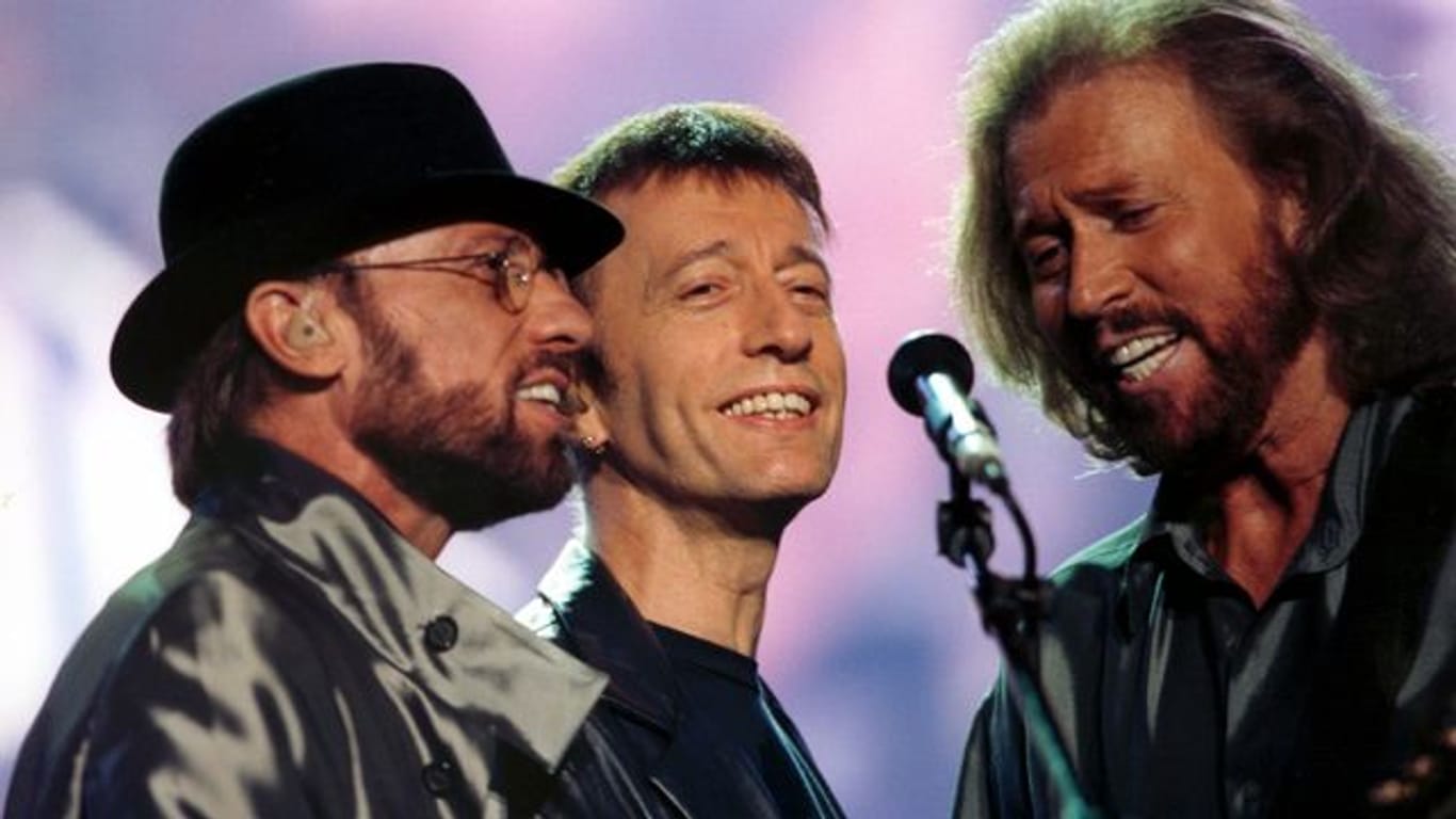Maurice (l-r), Robin und Barry Gibb 1998 bei einem Auftritt im Wembley-Stadion.