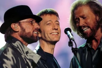 Maurice (l-r), Robin und Barry Gibb 1998 bei einem Auftritt im Wembley-Stadion.