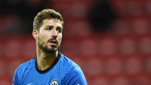 Frankfurts Keeper Kevin Trapp beschenkt seine Teamkollegen. Frankfurts Keeper Kevin Trapp beschenkt seine Teamkollegen.