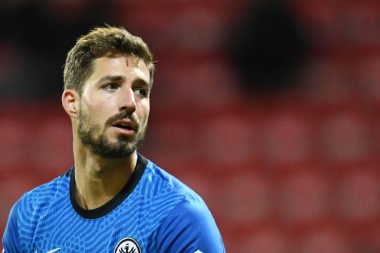 Frankfurts Keeper Kevin Trapp beschenkt seine Teamkollegen.
