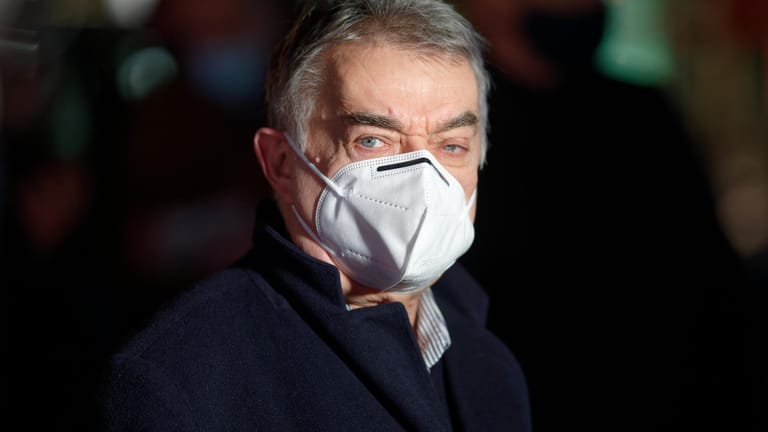 Herbert Reul (CDU) mit Maske: Der Innenminister von Nordrhein-Westfalen begleitete die Corona-Streife der Polizei.