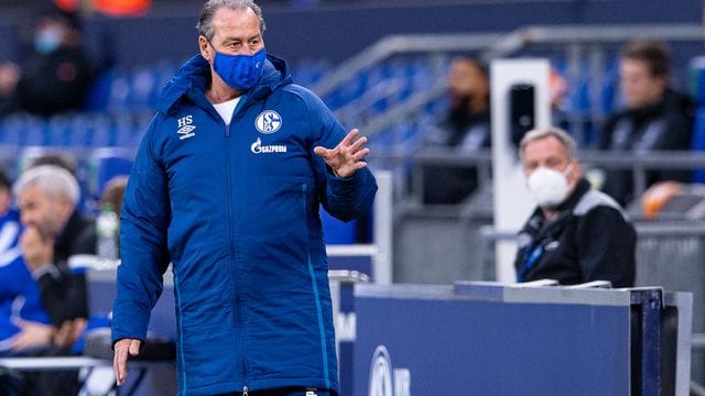 Konnte Schalke auch nicht den lang ersehnten Sieg bescheren: Interims-Coach Huub Stevens. Konnte Schalke auch nicht den lang ersehnten Sieg bescheren: Interims-Coach Huub Stevens.