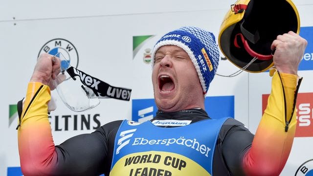 Rodelstar Felix Loch feiert seinen Sieg in Winterberg.