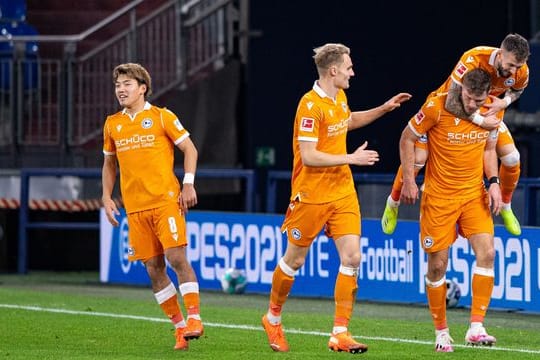Die Bielefelder feiern ihren Matchwinner Fabian Klos.