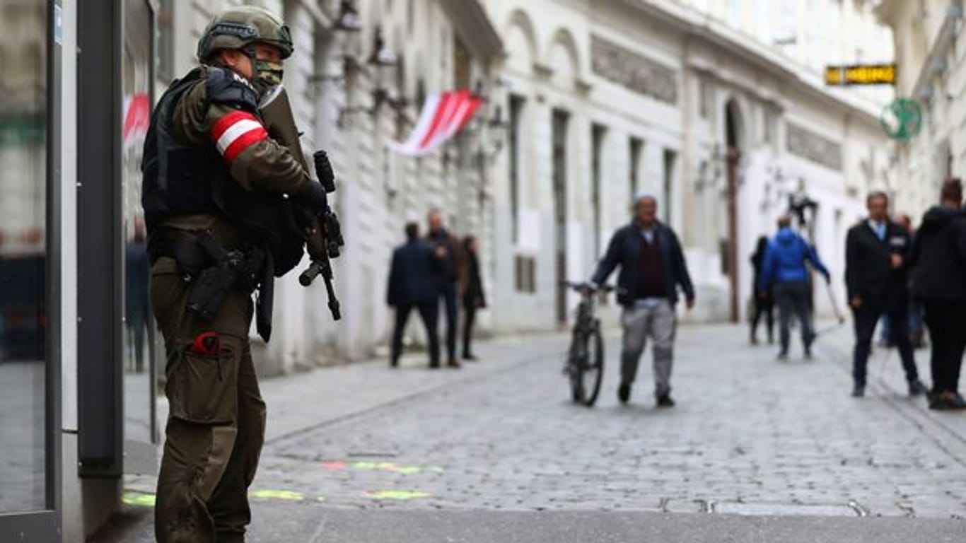 Ein Beamter der österreichischen Militärpolizei steht einige Tage nach dem Anschlag im November am Tatort.