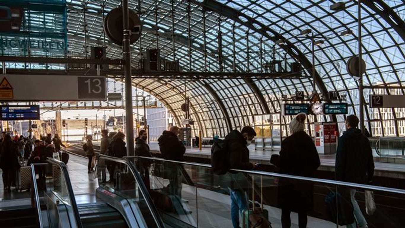 Reisende im Berliner Hauptbahnhof in Berlin: Nur fünf Prozent der Befragten über 55 wollen an Weihnachten verreisen.