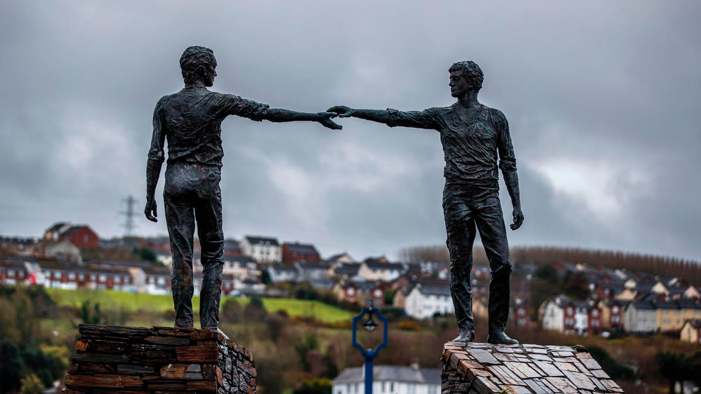 Die Skulptur "Hands Across the Divide" in der nordirischen Grenzstadt Derry: "Es gibt hier ein Gefühl der Verletzlichkeit."