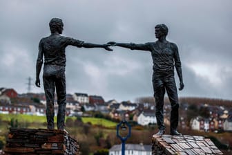 Die Skulptur "Hands Across the Divide" in der nordirischen Grenzstadt Derry: "Es gibt hier ein Gefühl der Verletzlichkeit."
