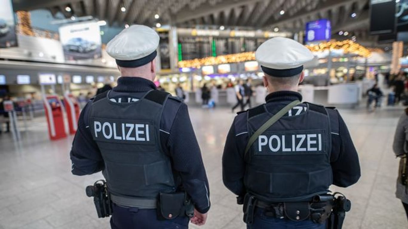 Das Archivfoto zeigt Bundespolizisten am Frankfurter Flughafen.