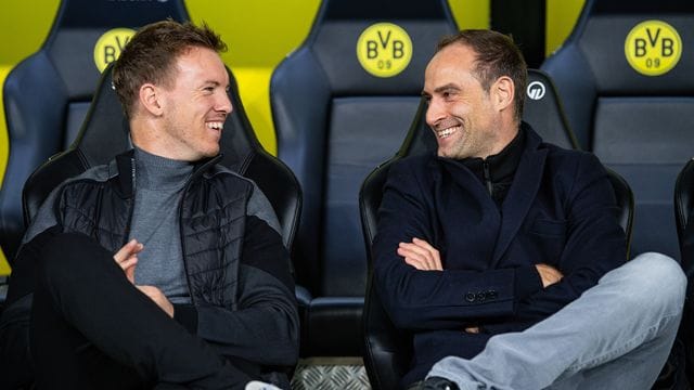 Sitzt laut Vorstandsboss Oliver Mintzlaff (r) auch im nächsten Jahr auf der RB- und nicht auf der BVB-Bank: Trainer Julian Nagelsmann. Sitzt laut Vorstandsboss Oliver Mintzlaff (r) auch im nächsten Jahr auf der RB- und nicht auf der BVB-Bank: Trainer Julian Nagelsmann.