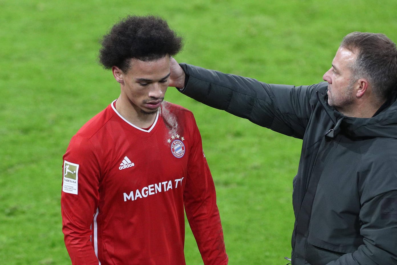 Leroy Sané (li.): Der Bayern-Star musste nur gut 30 Minuten nach seiner Einwechslung gegen Bayer Leverkusen den Platz wieder verlassen.