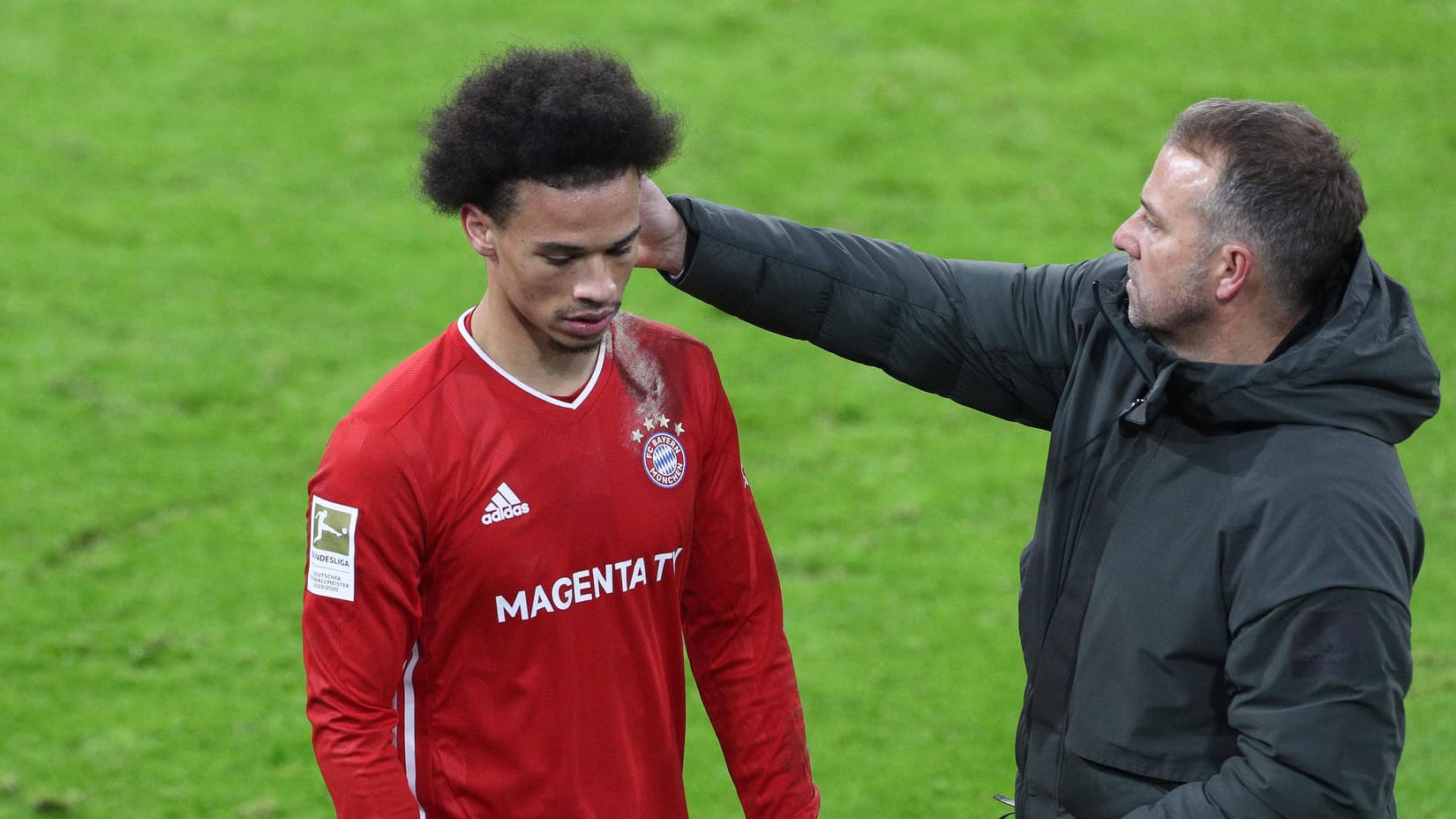 Leroy Sané (li.): Der Bayern-Star musste nur gut 30 Minuten nach seiner Einwechslung gegen Bayer Leverkusen den Platz wieder verlassen.