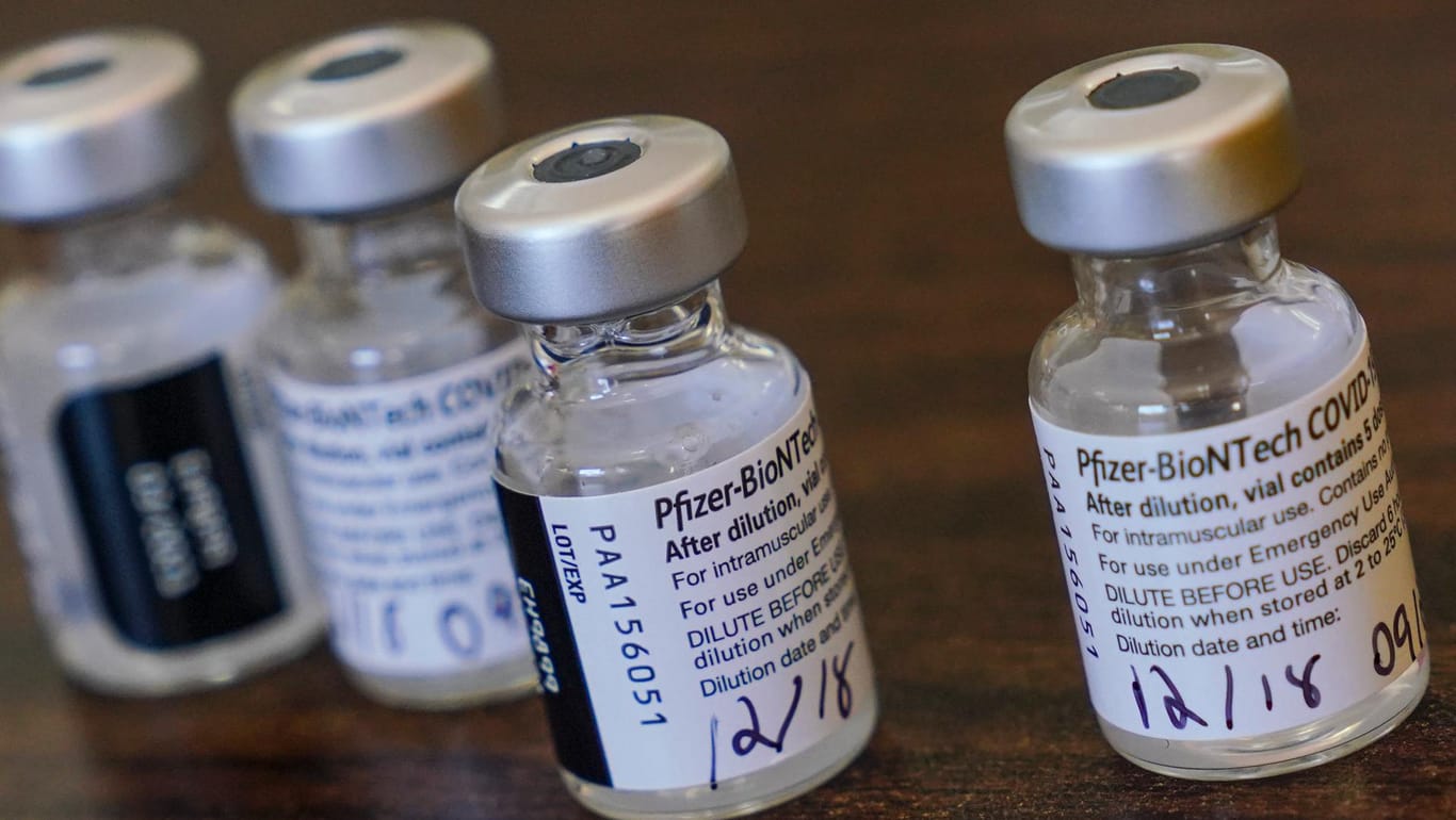 Impfstoffdosen: In Großbritannien, den USA und Kanada wird der Biontech-Impfstoff bereits verabreicht.