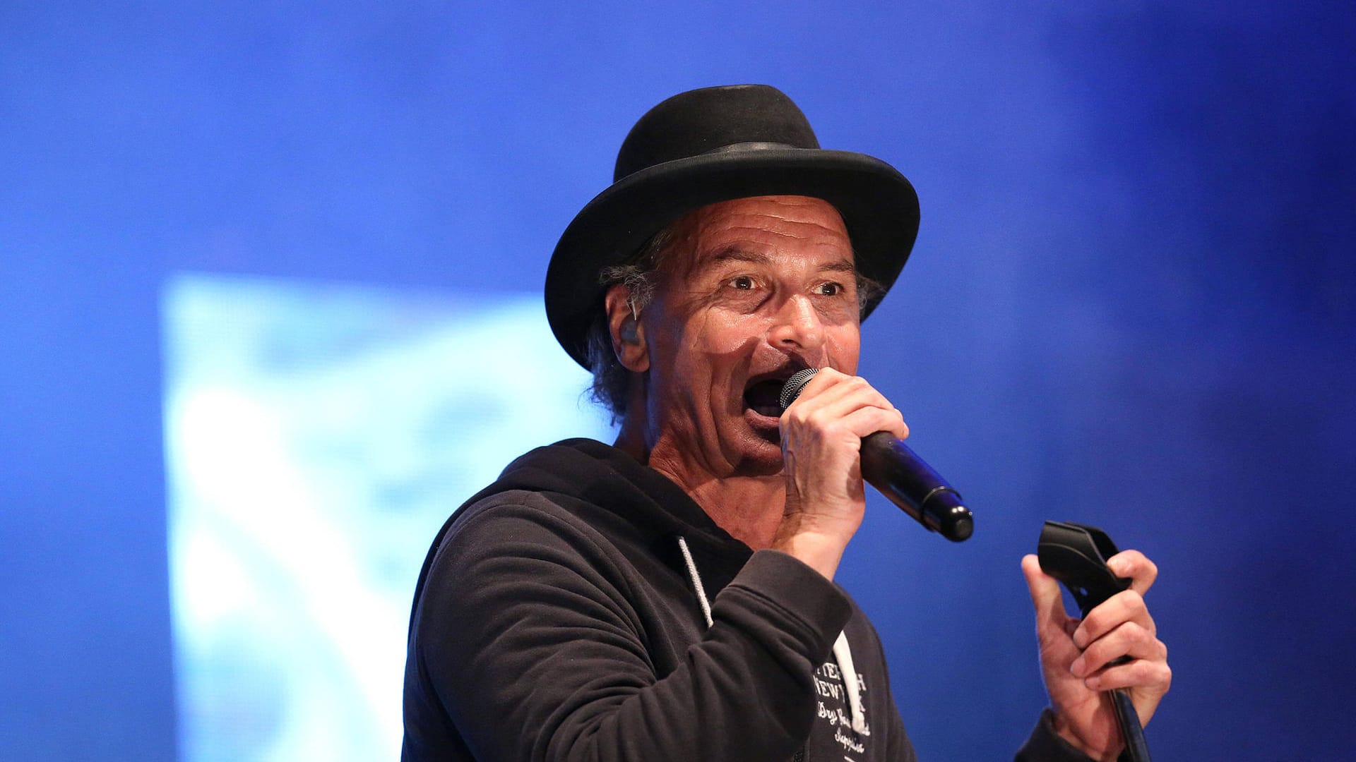 Sänger Peter Brings bei einem Konzert im Autokino (Archivbild): Die Band Brings musste ein geplantes Konzert wegen Corona auslassen.