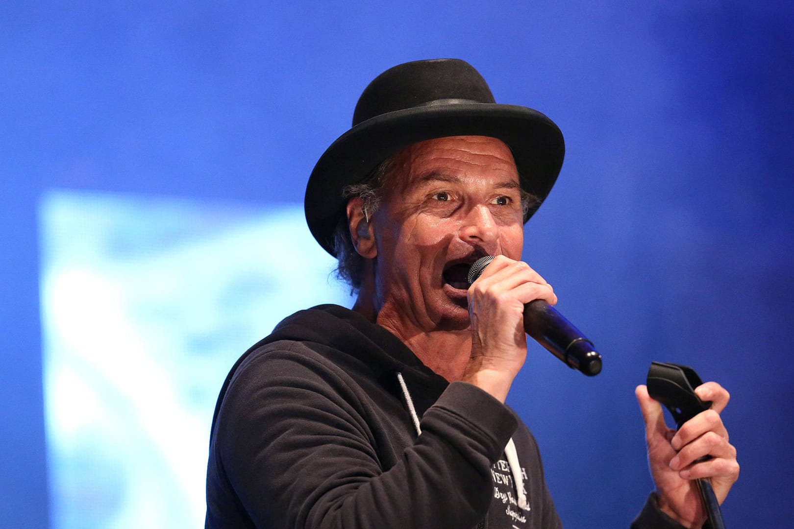 Sänger Peter Brings bei einem Konzert im Autokino (Archivbild): Die Band Brings musste ein geplantes Konzert wegen Corona auslassen.