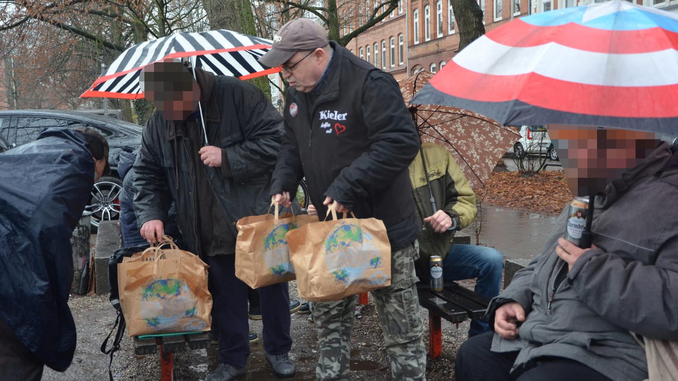 Tüten mit Essen werden an wohnungslose Menschen verteilt: Normalerweise verteilen Peter Könnecke und sein Team immer alle zwei Wochen unter der Gablenzbrücke.
