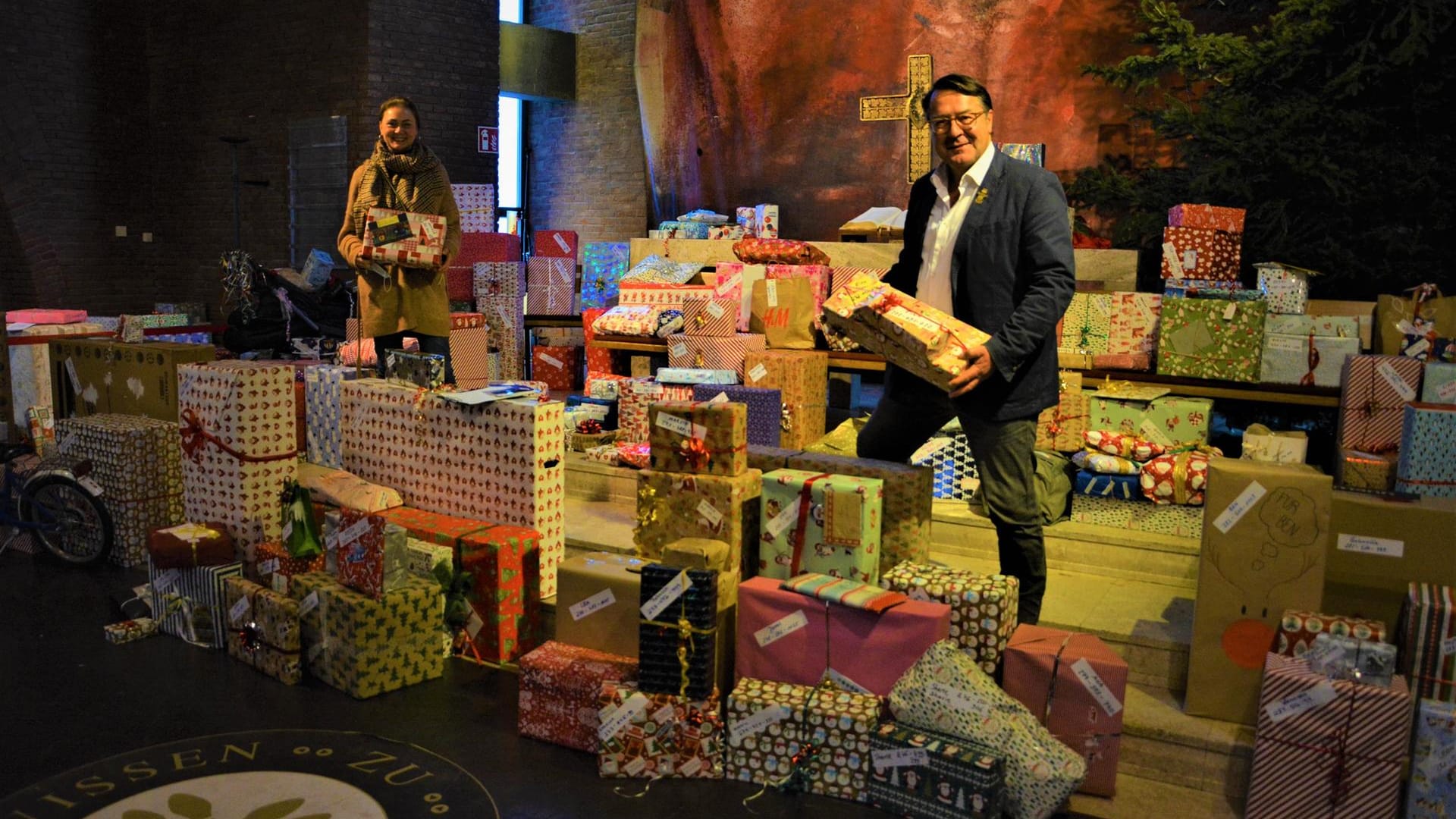 Monika Hagemayer und Hans Mörtter mit Päckchen: Sie warten auf Eltern, die die Geschenke abholen. Monika Hagemayer und Hans Mörtter mit Päckchen: Sie warten auf Eltern, die die Geschenke abholen.