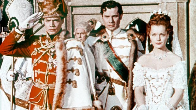 Kaiser Franz Josef von Österreich (Karlheinz Böhm) hat Prinzessin Sissi (Romy Schneider) geheiratet, Graf Andrassy (Walter Reyer) war der Trauzeuge.