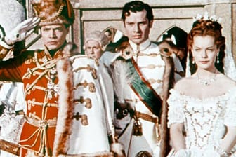 Kaiser Franz Josef von Österreich (Karlheinz Böhm) hat Prinzessin Sissi (Romy Schneider) geheiratet, Graf Andrassy (Walter Reyer) war der Trauzeuge.
