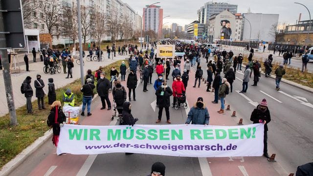 Demonstranten nahe des Alexanderplatzes bei dem "Schweigemarsch" gegen die Corona-Politik: Einige Hundert hatten sich versammelt. Demonstranten nahe des Alexanderplatzes bei dem "Schweigemarsch" gegen die Corona-Politik: Einige Hundert hatten sich versammelt.