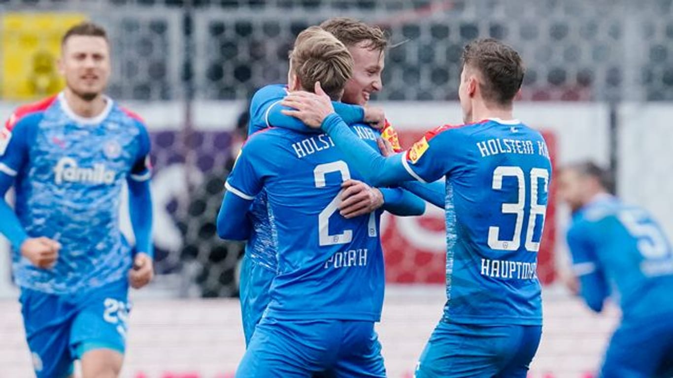 Holstein Kiel bleibt nach dem Sieg in Sandhausen Spitzenreiter.