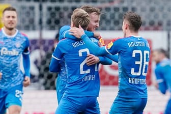 Holstein Kiel bleibt nach dem Sieg in Sandhausen Spitzenreiter.