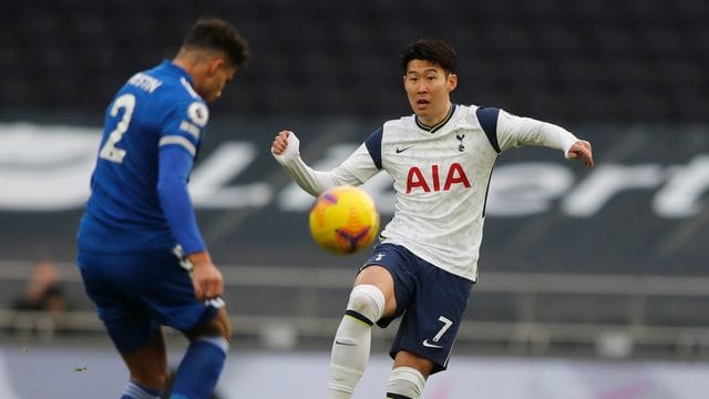 Tottenhams Heung-min Son (r) im Duell mit James Justin von Leicester City.