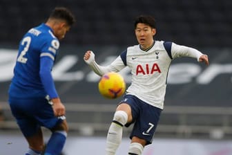 Tottenhams Heung-min Son (r) im Duell mit James Justin von Leicester City.