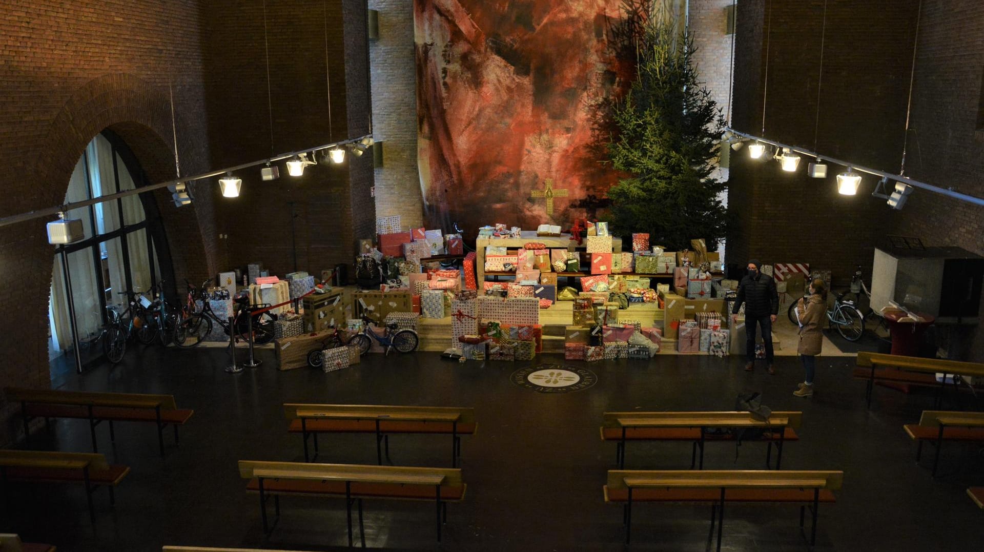 Ein Blick von der Empore auf den Altar mit den Geschenken: Handys stehen ganz oben auf der Wunschliste.