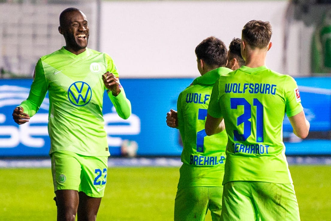 Kapitän Josuha Guilavogui (l.) jubelt mit seinen Teamkollegen: Der Sieg gegen Stuttgart war ein wichtiger für die "Wölfe".