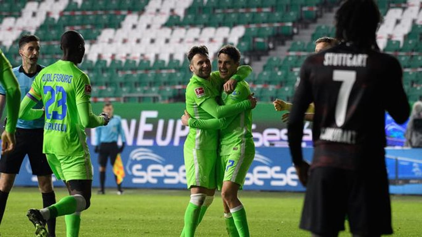 Die Wolfsburger Josip Brekalo (r) und Renato Steffen bejubeln das 1:0.