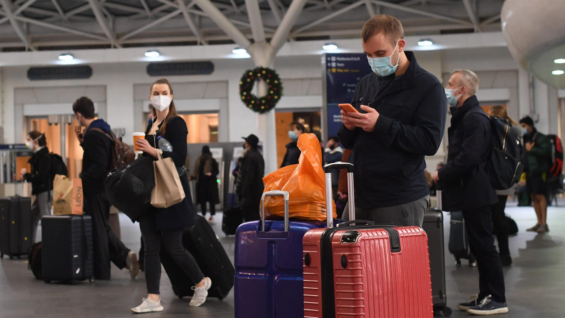 Reisende im Bahnhof King's Cross in London: Wegen der Ausbreitung der neuen Variante des Coronavirus wurde für London und andere Regionen in Südostengland die höchste Corona-Stufe 4 eingeführt.