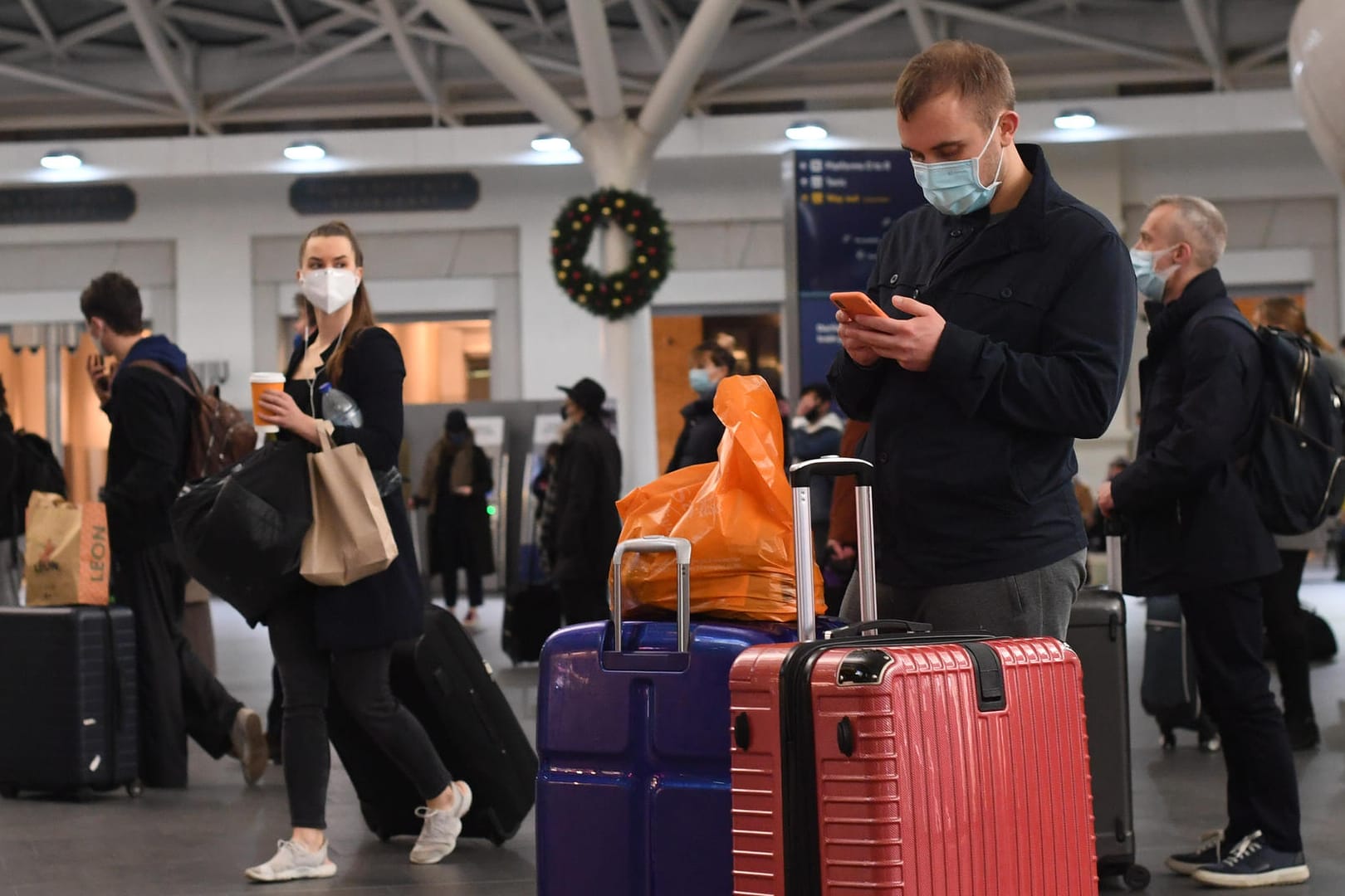 Reisende im Bahnhof King's Cross in London: Wegen der Ausbreitung der neuen Variante des Coronavirus wurde für London und andere Regionen in Südostengland die höchste Corona-Stufe 4 eingeführt.