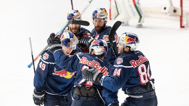 Der EHC Red Bull München gewann das erste Saisonspiel gegen Augsburg nur knapp. Der EHC Red Bull München gewann das erste Saisonspiel gegen Augsburg nur knapp.