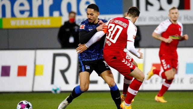 Hertha-Trainer Bruno Labbadia bezeichnete den Auftritt von Matheus Cunha (l) in Freiburg als "unterirdisch". Hertha-Trainer Bruno Labbadia bezeichnete den Auftritt von Matheus Cunha (l) in Freiburg als "unterirdisch".