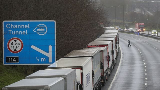 Lastwagen stehen in der Nähe von Folkestone in der Grafschaft Kent im Stau, nachdem der Zugang zum Eurotunnel geschlossen wurde. Lastwagen stehen in der Nähe von Folkestone in der Grafschaft Kent im Stau, nachdem der Zugang zum Eurotunnel geschlossen wurde.