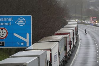 Lastwagen stehen in der Nähe von Folkestone in der Grafschaft Kent im Stau, nachdem der Zugang zum Eurotunnel geschlossen wurde.