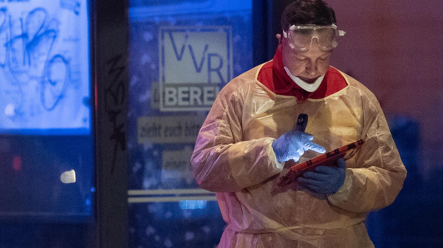 Ein Sanitäter der Feuerwehr bei der Verlegung von Corona-Patienten in Berlin: Die Zahl der am Wochenende registrierten Neuinfektionen liegt auf dem Niveau der Vorwoche. Ein Sanitäter der Feuerwehr bei der Verlegung von Corona-Patienten in Berlin: Die Zahl der am Wochenende registrierten Neuinfektionen liegt auf dem Niveau der Vorwoche.